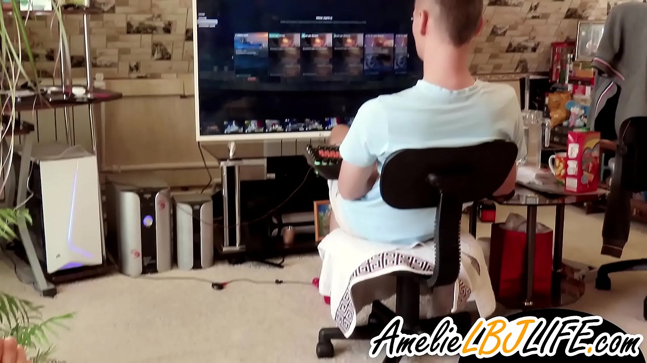 Nagsasalsal ang babae gamit ang laruang pang-sex para maglaro ng computer games ang kasintahan