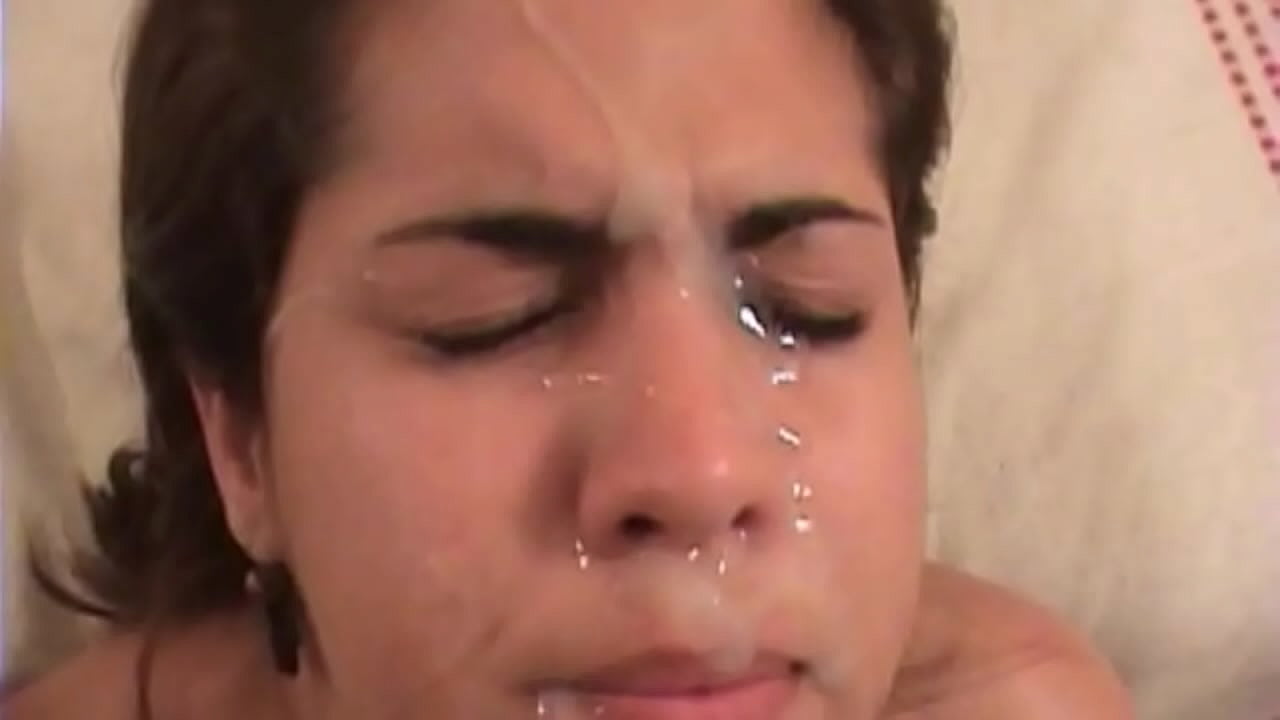 Ang magandang Latin na morena ay may magaspang na kasarian